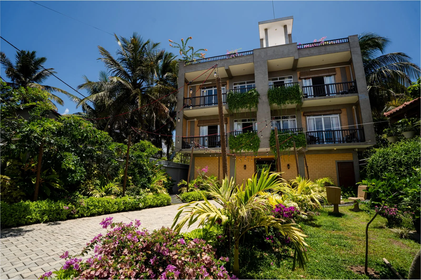 Bliss Blessings Villa and its garden in Hikkaduwa